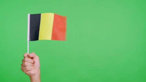 风挥动着一只手握着的比利时国旗 慢动作视频 — 图库视频影像
