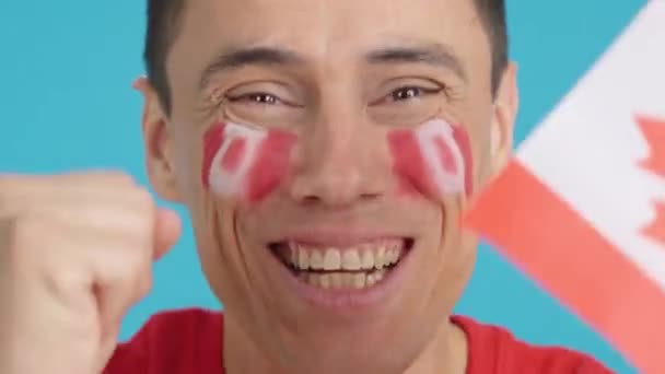 Stüdyoda Yüzünde Kanada Bayrağı Olan Kanada Takımını Destekleyen Bir Adamın — Stok video