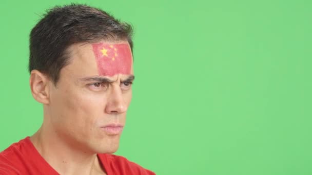 Video Studiu Chromou Muže Čínskou Vlajkou Namalovanou Tváři Odvracející Vážným — Stock video