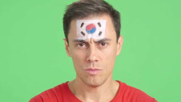 Video Studiu Chromou Zblízka Seriózního Muže Jihokorejskou Vlajkou Namalovanou Tváři — Stock video