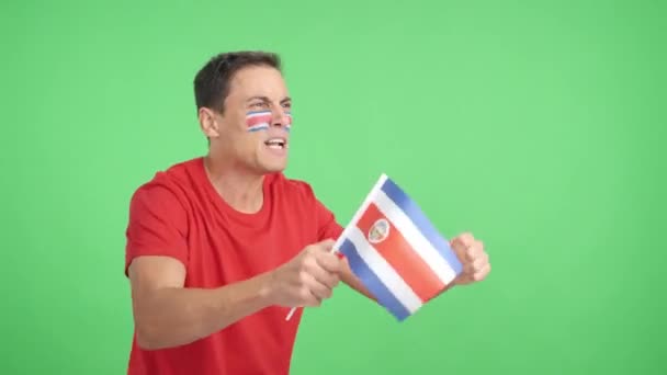Video Studiu Chromou Muže Odvracející Mávání Costa Rican Národní Vlajka — Stock video