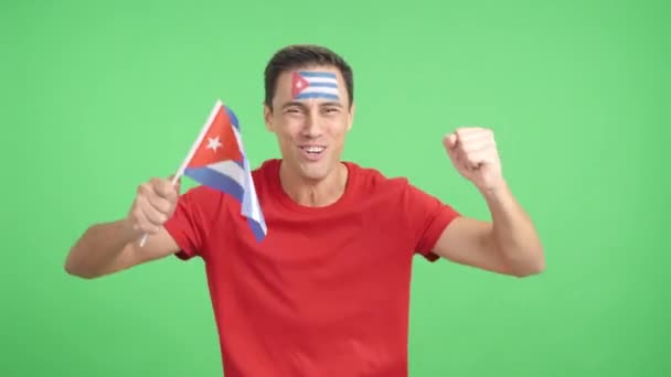 Vídeo Estúdio Com Croma Homem Apaixonadamente Torcendo Por Cuba Gritando — Vídeo de Stock