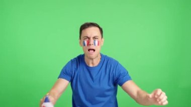 Stüdyoda, Fransız bir destekçinin bağırıp, milli bayrak sallayıp, takımını zafere ulaştıran ve tutkuyla kutlama yaptığı bir video var.