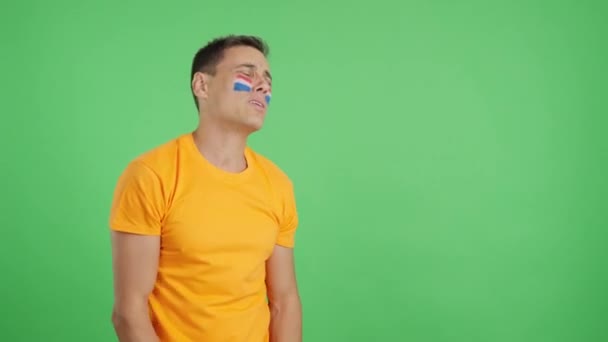 Video Estudio Con Croma Hombre Nervioso Animando Holland Durante Emocionante — Vídeo de stock