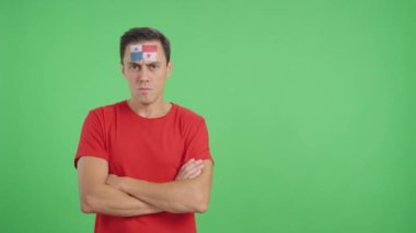 Stüdyoda, yüzünde Panama bayrağı olan ağırbaşlı ve ciddi bir adamın rengiyle kameraya haysiyetle bakan görüntüler var.