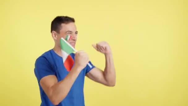 Stüdyoda Talyan Bir Destekçinin Bağırıp Elinde Ulusal Bir Bayrak Sallayarak — Stok video