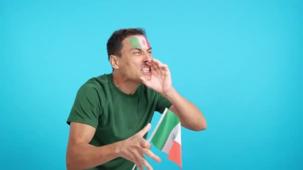 Video Studiu Chromou Muže Odvracející Mávání Mexické Národní Vlajky Naštvaný — Stock video