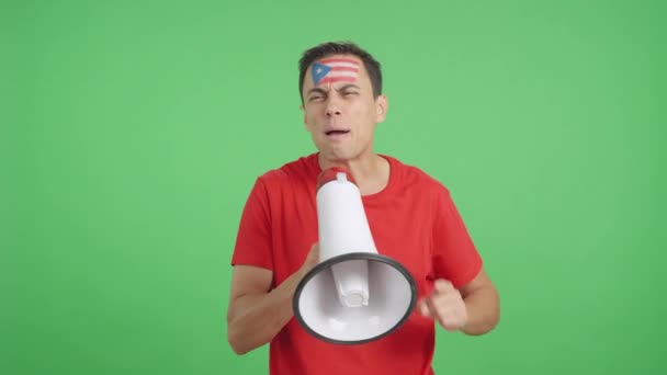 Stüdyoda Yüzünde Porto Riko Bayrağı Olan Bir Adamın Kromasıyla Kalabalığı — Stok video