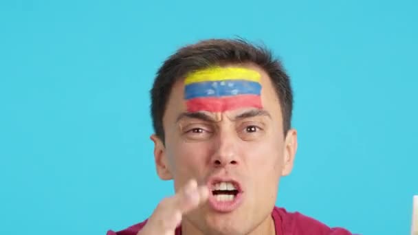 ベネズエラの国旗を持つ男は審判で動揺する — ストック動画