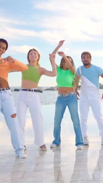 Denizin Kenarında Dans Eden Çok Irklı Arkadaşların Yavaş Çekim Videoları — Stok video