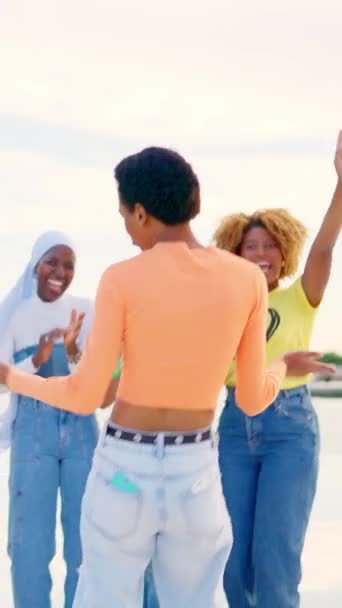 Αργή Κίνηση Βίντεο Πλησιάζει Πολυ Εθνοτικές Φίλους Χορεύουν Ευτυχισμένοι Κατά — Αρχείο Βίντεο