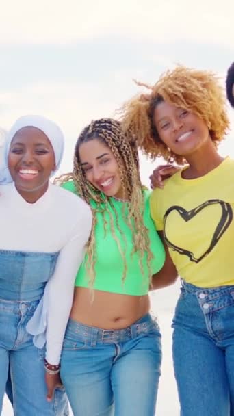 Vídeo Cámara Lenta Mujeres Negras Abrazando Sonriendo Cámara Junto Mar — Vídeos de Stock