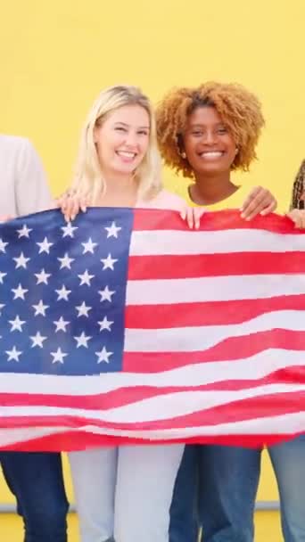 Zpomalené Video Multietnických Žen Pár Drží Vlajku Spojených Států Venku — Stock video