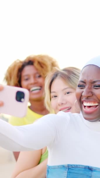 Powolny Film Szalonymi Selfie Młodych Przyjaciół Wieloetnicznych Mieście — Wideo stockowe