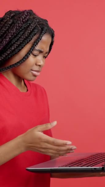 Mulher Africana Tendo Problema Com Laptop Estúdio Com Fundo Vermelho — Vídeo de Stock