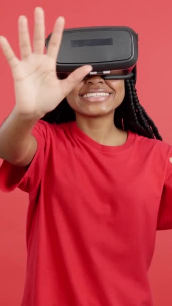 Felice Donna Africana Con Occhiali Realtà Virtuale Studio Con Sfondo — Video Stock