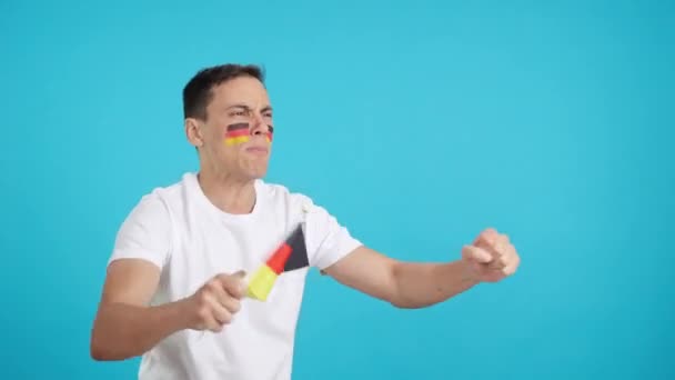 摄影棚里的录像 画面上的色彩斑斓的男人一边看着一边挥动着德国国旗 一边对裁判的裁决感到愤怒 — 图库视频影像