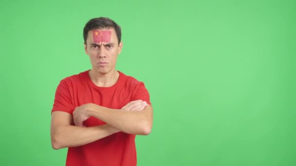 Video Studiu Chrómem Důstojného Seriózního Muže Čínskou Vlajkou Namalovanou Obličeji — Stock video