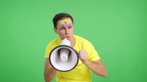Stüdyoda Yüzünde Ekvator Bayrağı Olan Bir Adamın Krom Rengiyle Kalabalığı — Stok video