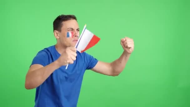 在演播室里 一个法国支持者高喊着 挥动着国旗 无声无息地向远方看去的画面 — 图库视频影像