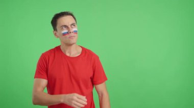 Stüdyoda, Rusya milli marşını dinleyen bir adamın krom renkli videosu.