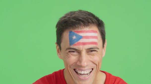 Видео Студии Хромой Крупного Плана Человека Пуэрториканским Флагом Нарисованным Лице — стоковое видео