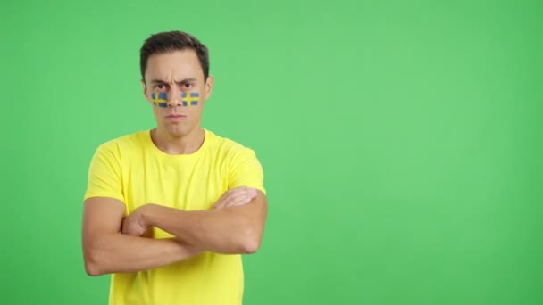 Vídeo Estúdio Com Croma Homem Digno Sério Com Bandeira Sueca — Vídeo de Stock