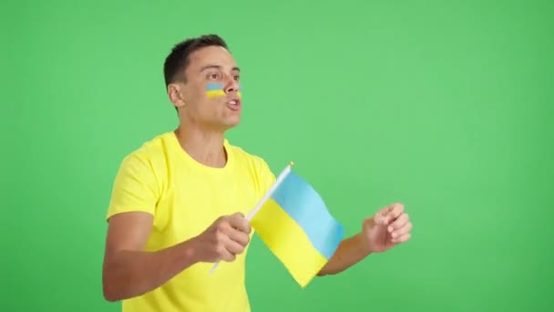 Stüdyoda Ukraynalı Bir Destekçinin Çığlık Attığı Elinde Ulusal Bir Bayrak — Stok video