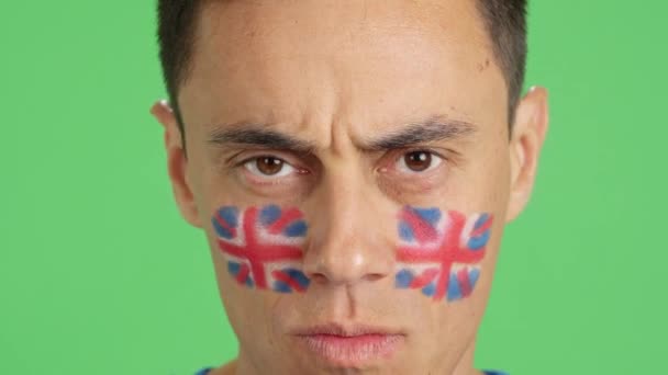 Video Studiu Chromou Zblízka Seriózního Muže Britskou Vlajkou Namalovanou Obličeji — Stock video