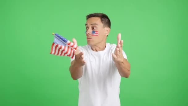 Video Studiu Chromou Muže Mávající Národní Vlajkou Spojených Států Rozzlobený — Stock video