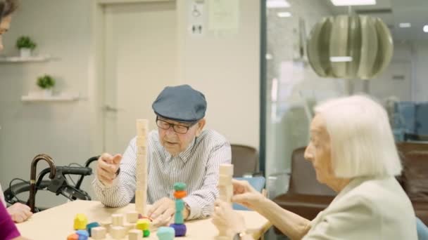 Vídeo Homem Construindo Uma Torre Madeira Como Jogos Habilidade Geriátrico — Vídeo de Stock