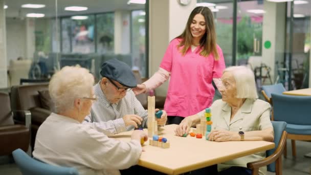 介護施設の高齢者と話すフレンドリーな看護師のビデオ — ストック動画
