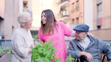 Yaşlı insanlarla yaşlıların terasta şarkı söylediği bir bakıcı videosu.
