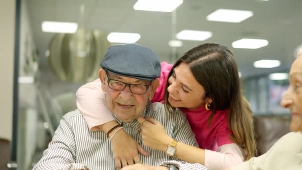 Video Una Amable Enfermera Abrazando Hombre Mayor Asilo Ancianos — Vídeos de Stock