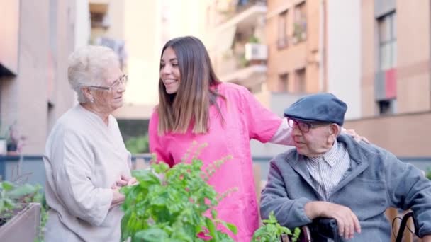 Wideo Opiekuna Śpiewającego Seniorami Tarasie Geriatrii — Wideo stockowe