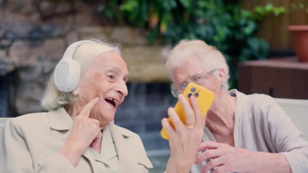 Video Van Vrouwelijke Senioren Die Plezier Hebben Met Mobiele Telefoon — Stockvideo