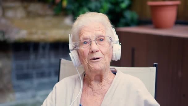 Video Una Donna Anziana Che Saluta Una Macchina Fotografica Una — Video Stock
