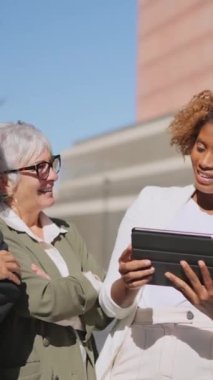 Afrikalı bir iş kadınının finans bölgesindeki bir toplantıda tablet kullanırken videosu.