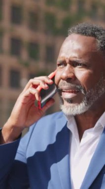 Sinirli bir iş adamının finans bölgesinde cep telefonuyla konuştuğu bir video.