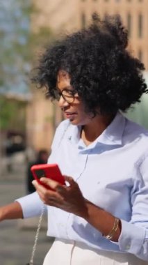 İki gevşemiş iş kadınının acil bir çağrı aldığını gösteren bir video.