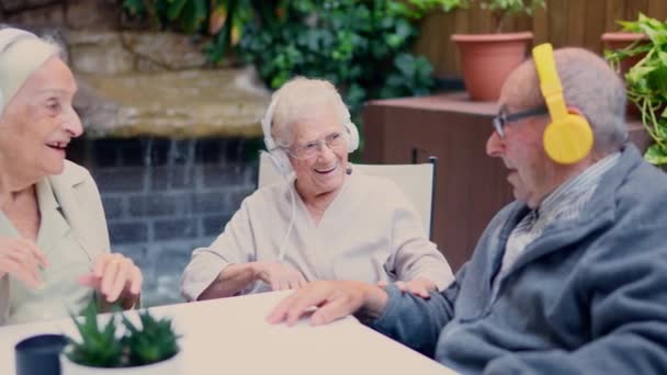 Video Anziani Che Ascoltano Musica Nel Giardino Della Geriatria — Video Stock