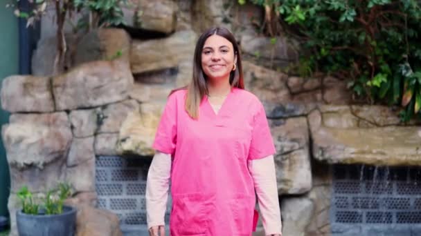 Video Una Orgullosa Enfermera Geriátrico Sonriendo Cámara Cruzando Los Brazos — Vídeos de Stock