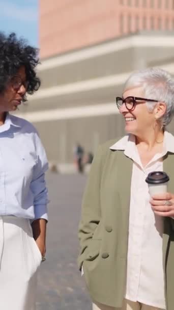 Video Una Mujer Negocios Hablando Tomando Café Distrito Financiero — Vídeo de stock