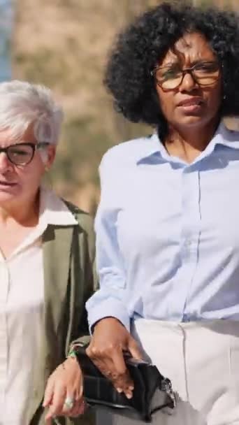 Vidéo Deux Femmes Affaires Effrayées Courant Long Quartier Financier Tenant — Video