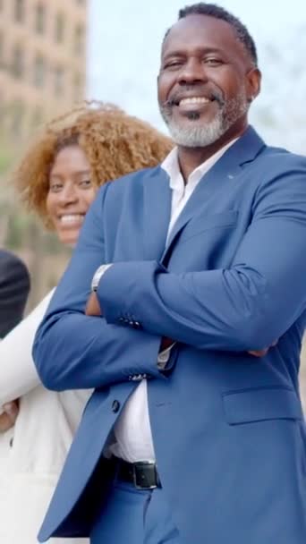 黑人商业夫妻在户外自豪地站在一起的录像 — 图库视频影像