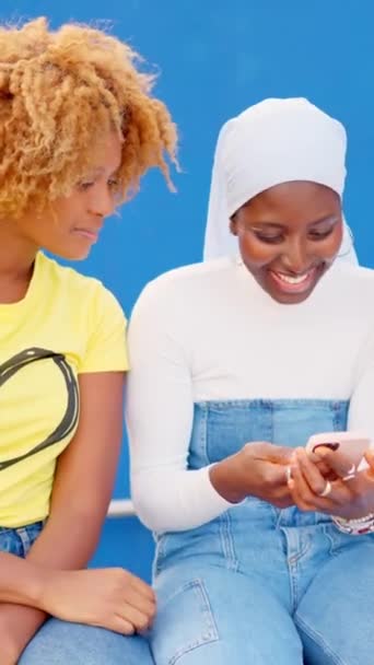 Vídeo Cámara Lenta Mujeres Negras Usando Teléfono Sonriendo Sentadas Una — Vídeos de Stock