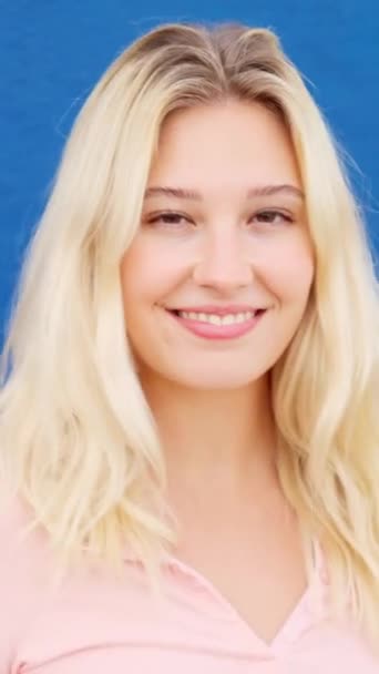 Slow Motion Video Van Een Blonde Vrouw Glimlachen Camera Naast — Stockvideo