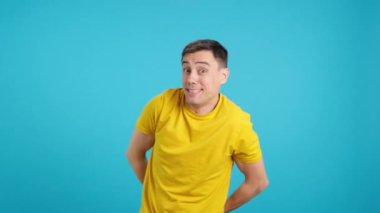 Mavi renkli anahtarla hediye getiren komik adamın videosu.