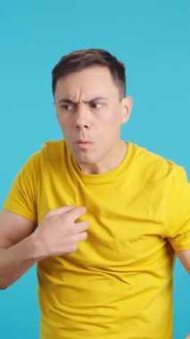 Stüdyoda mutlu ve inançsız bir adamın mavi geçmişine sahip bir video büyük bir hediye aldı. Çerçeve boş başlar, adam aşağıdan görünür ve altta kaybolur..