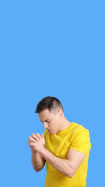 Відео Студії Блакитним Тлом Чоловіка Який Молиться Тримаючи Руки Дивлячись — стокове відео